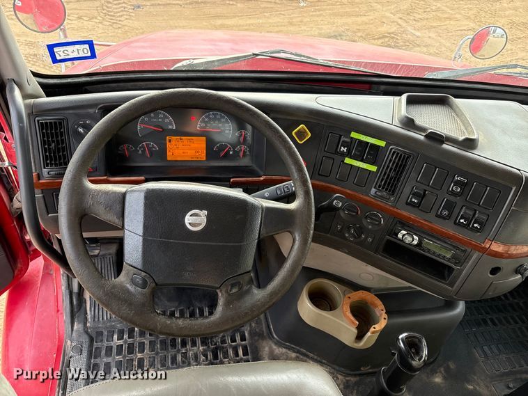 image for item EU4991 2007 Volvo VN semi truck