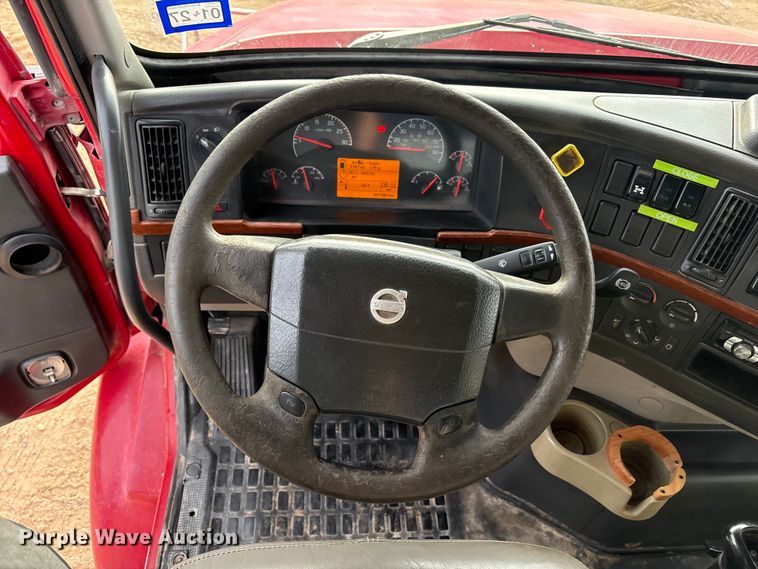 image for item EU4991 2007 Volvo VN semi truck