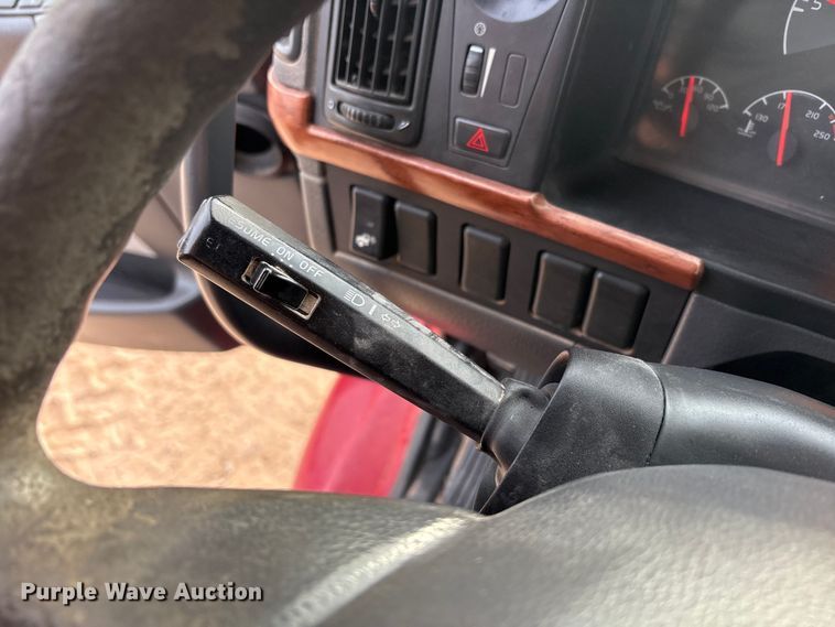 image for item EU4991 2007 Volvo VN semi truck