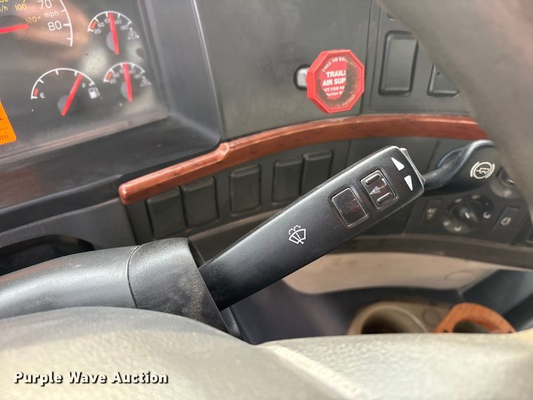 image for item EU4991 2007 Volvo VN semi truck