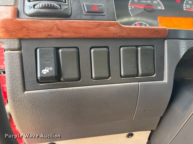 image for item EU4991 2007 Volvo VN semi truck