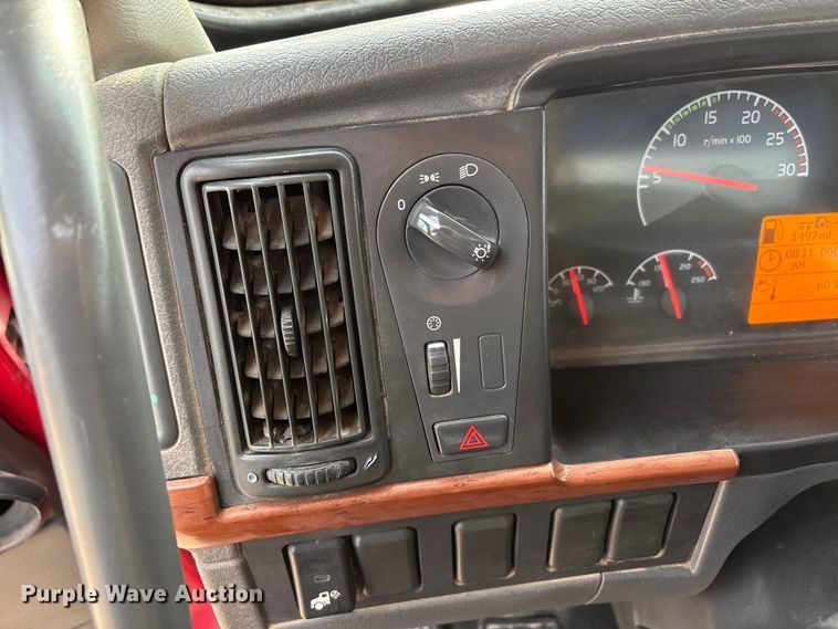 image for item EU4991 2007 Volvo VN semi truck