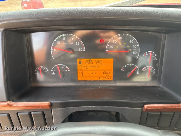 image for item EU4991 2007 Volvo VN semi truck