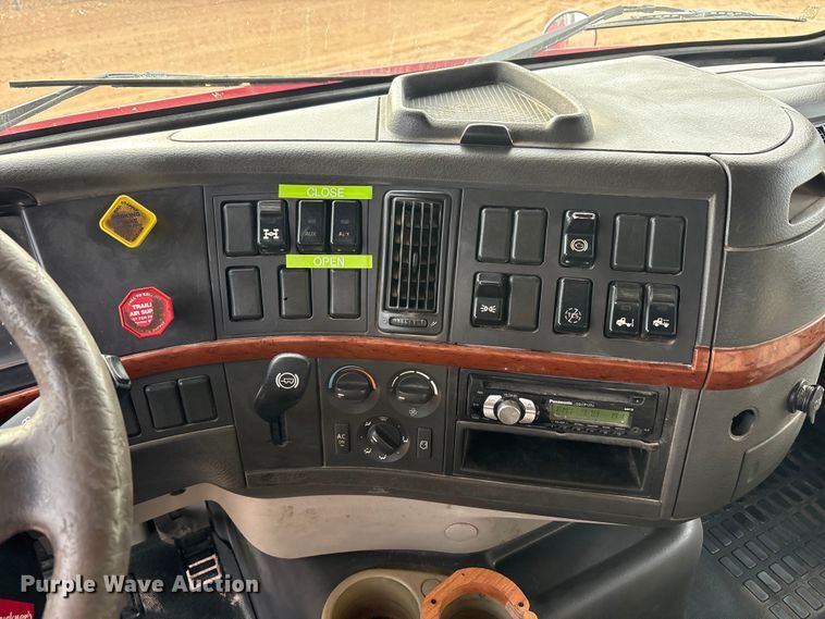 image for item EU4991 2007 Volvo VN semi truck