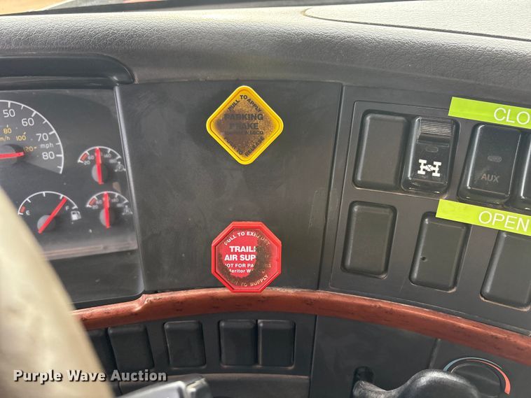 image for item EU4991 2007 Volvo VN semi truck