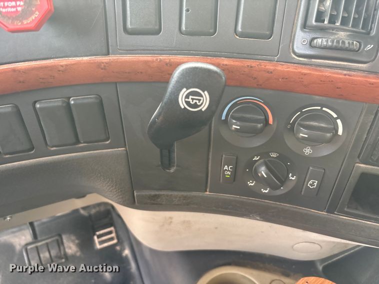 image for item EU4991 2007 Volvo VN semi truck