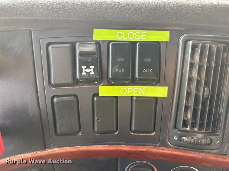 image for item EU4991 2007 Volvo VN semi truck