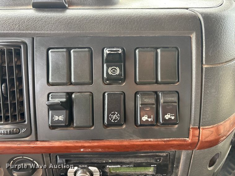 image for item EU4991 2007 Volvo VN semi truck