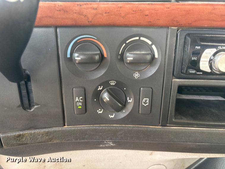 image for item EU4991 2007 Volvo VN semi truck