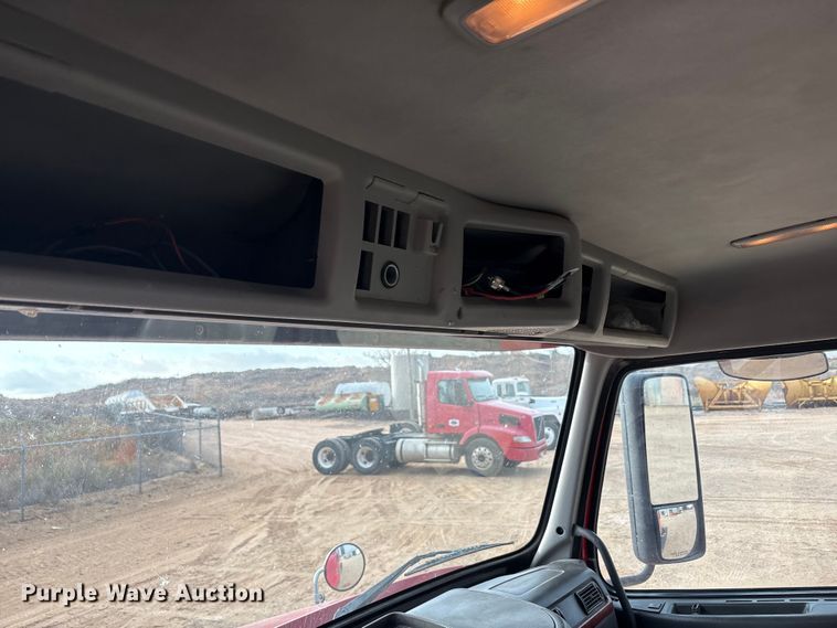 image for item EU4991 2007 Volvo VN semi truck