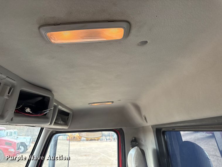 image for item EU4991 2007 Volvo VN semi truck