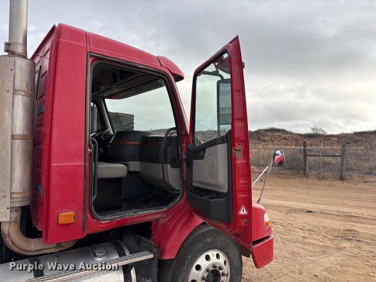 image for item EU4991 2007 Volvo VN semi truck