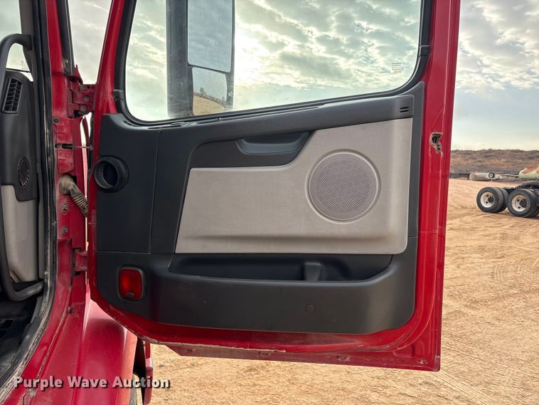 image for item EU4991 2007 Volvo VN semi truck