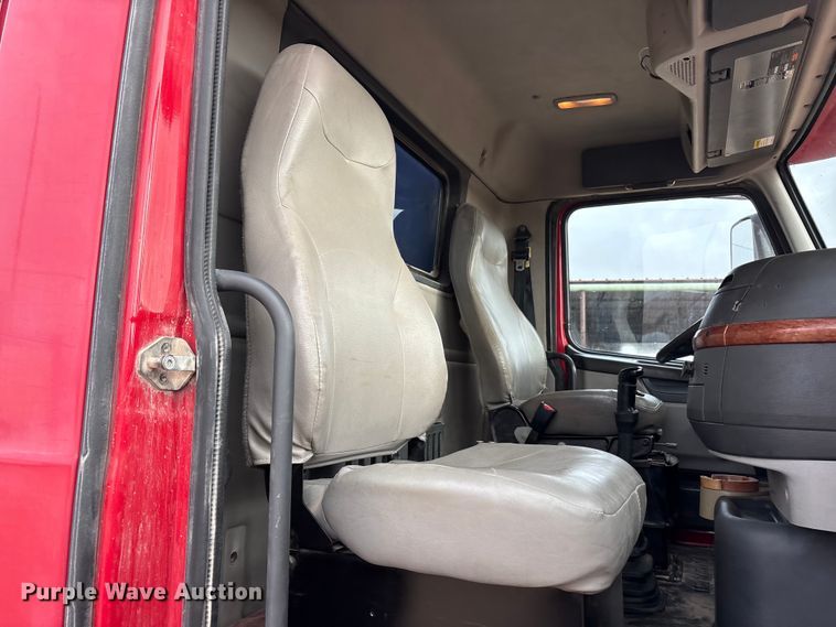 image for item EU4991 2007 Volvo VN semi truck