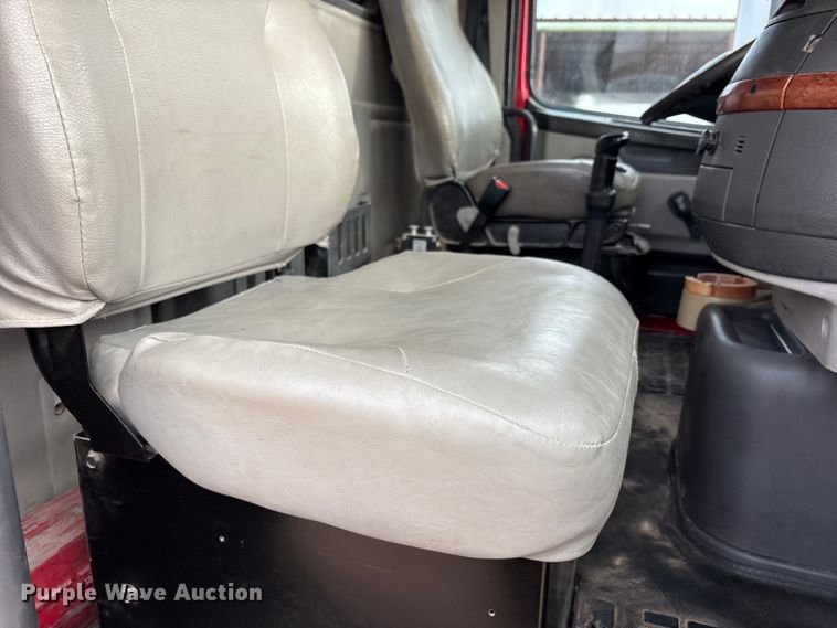 image for item EU4991 2007 Volvo VN semi truck