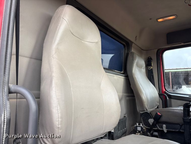 image for item EU4991 2007 Volvo VN semi truck