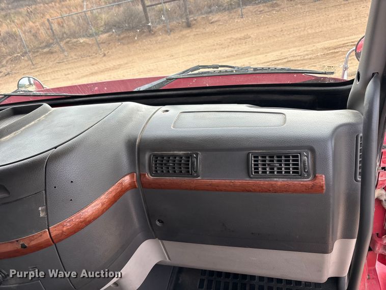 image for item EU4991 2007 Volvo VN semi truck