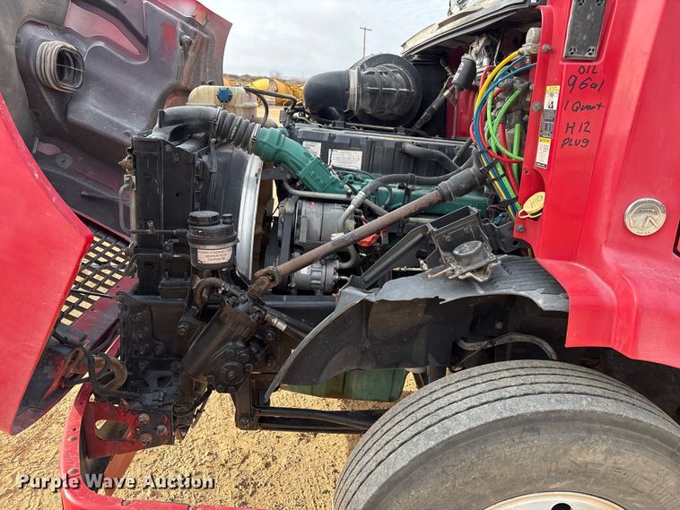 image for item EU4991 2007 Volvo VN semi truck