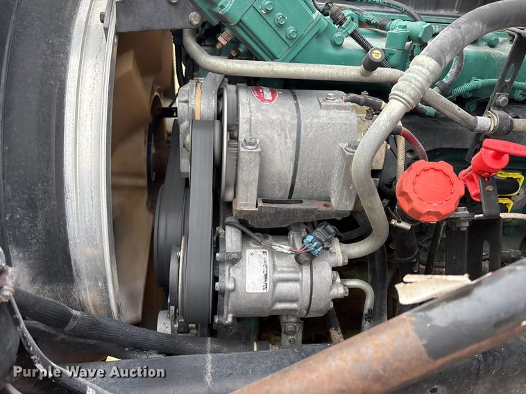 image for item EU4991 2007 Volvo VN semi truck