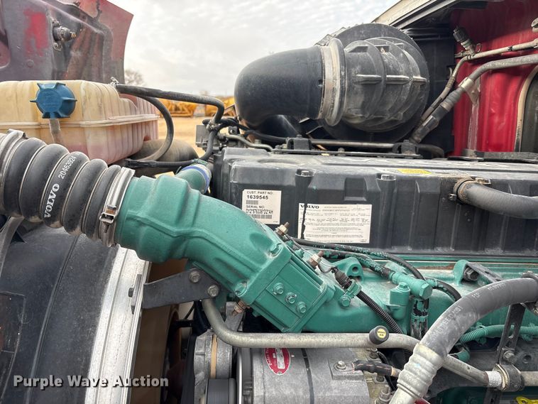 image for item EU4991 2007 Volvo VN semi truck