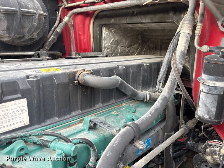 image for item EU4991 2007 Volvo VN semi truck