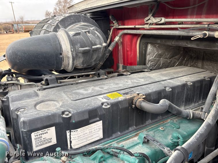 image for item EU4991 2007 Volvo VN semi truck