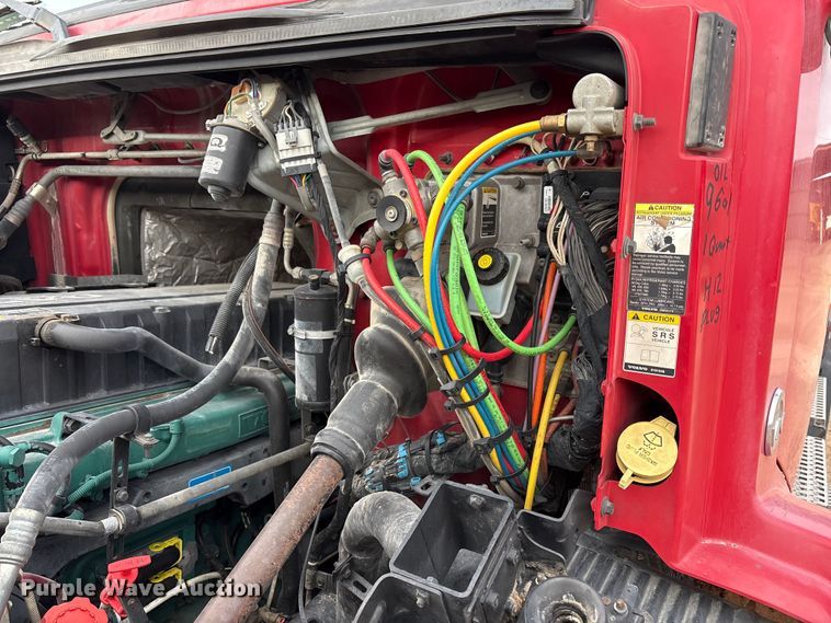 image for item EU4991 2007 Volvo VN semi truck