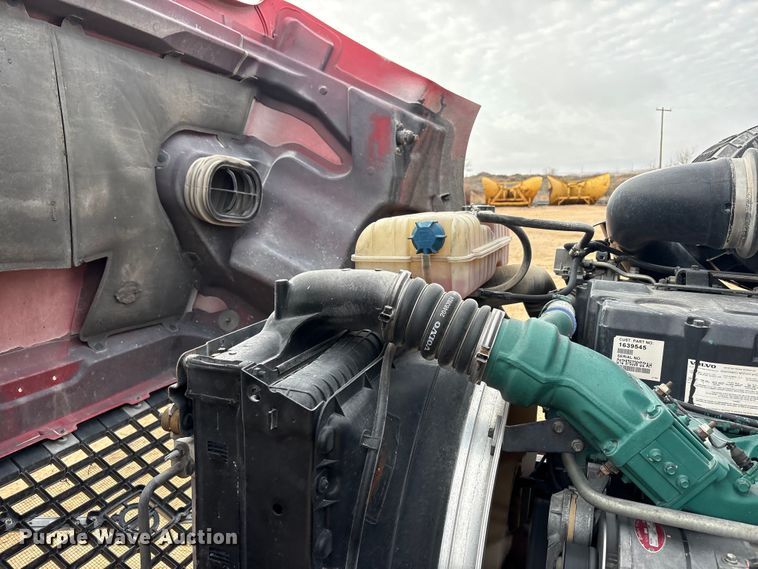 image for item EU4991 2007 Volvo VN semi truck