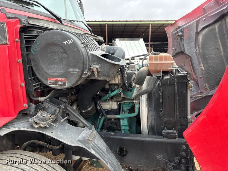 image for item EU4991 2007 Volvo VN semi truck