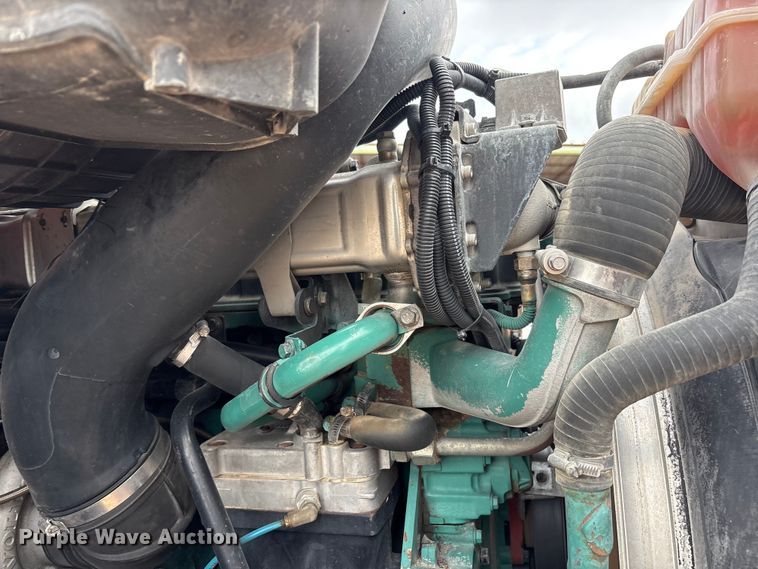 image for item EU4991 2007 Volvo VN semi truck