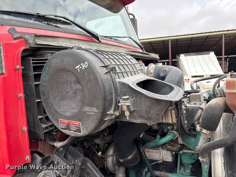 image for item EU4991 2007 Volvo VN semi truck