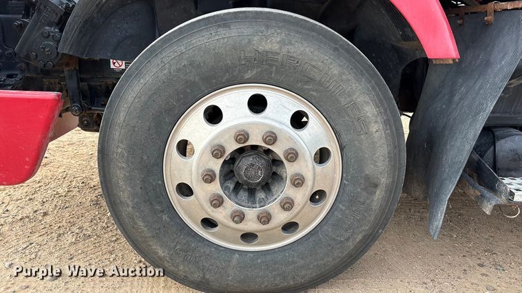 image for item EU4991 2007 Volvo VN semi truck