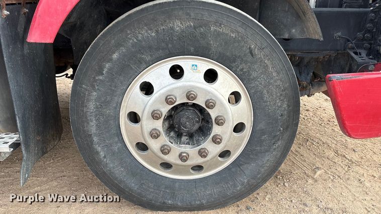 image for item EU4991 2007 Volvo VN semi truck