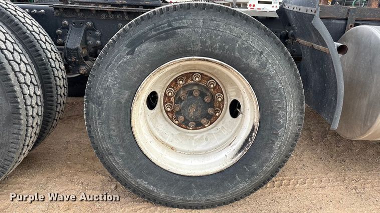 image for item EU4991 2007 Volvo VN semi truck