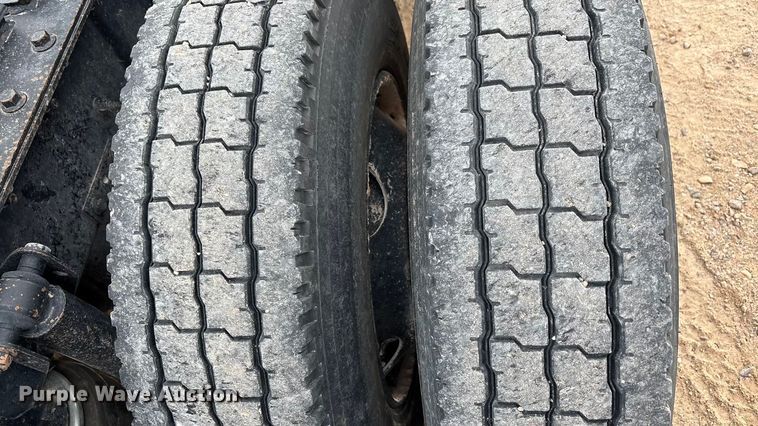 image for item EU4991 2007 Volvo VN semi truck