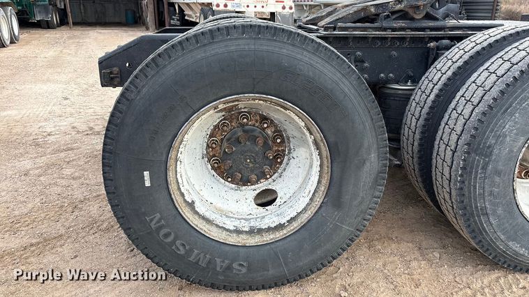 image for item EU4991 2007 Volvo VN semi truck