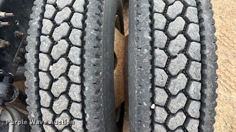 image for item EU4991 2007 Volvo VN semi truck