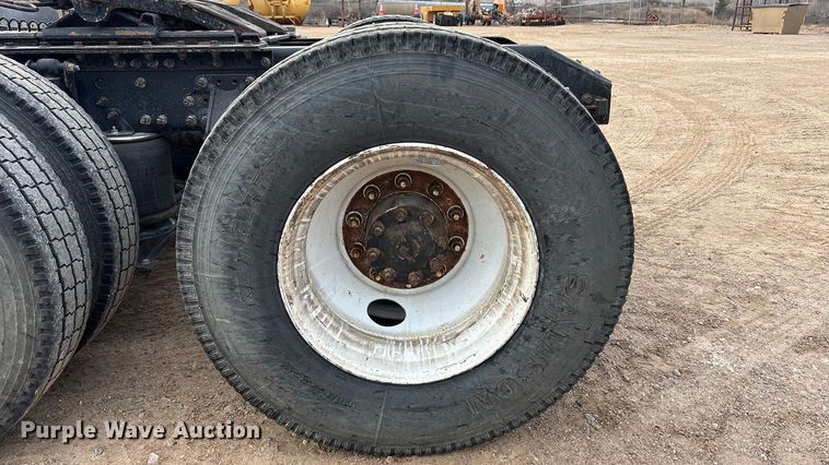 image for item EU4991 2007 Volvo VN semi truck