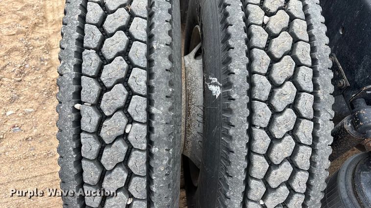 image for item EU4991 2007 Volvo VN semi truck