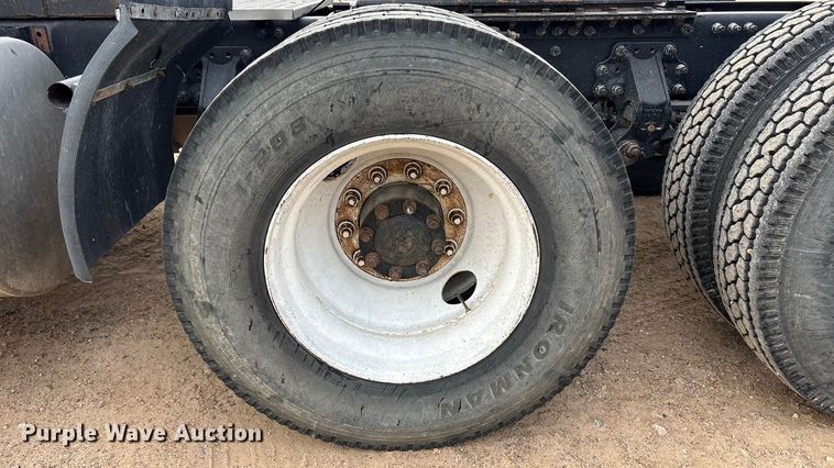 image for item EU4991 2007 Volvo VN semi truck