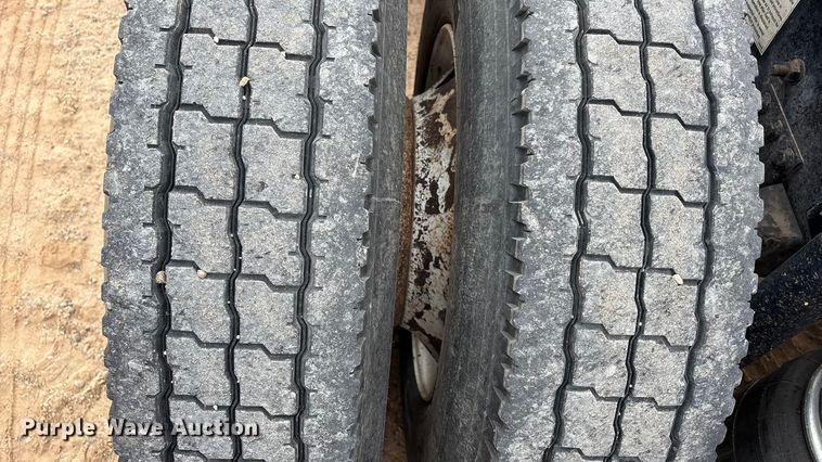 image for item EU4991 2007 Volvo VN semi truck