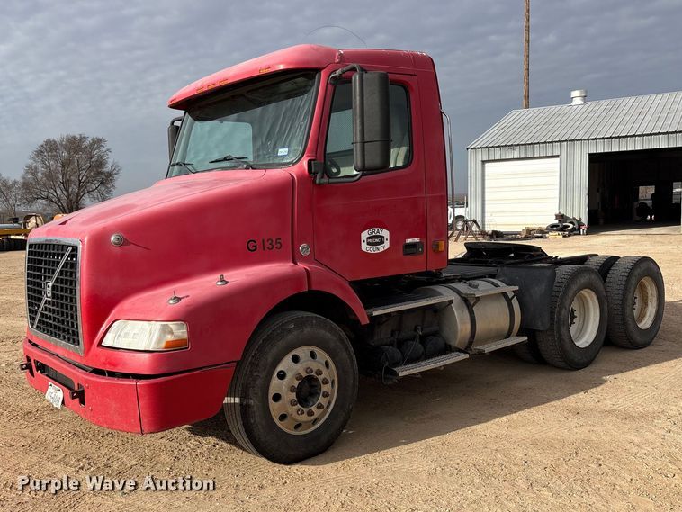 image for item EU4992 2007 Volvo VN semi truck