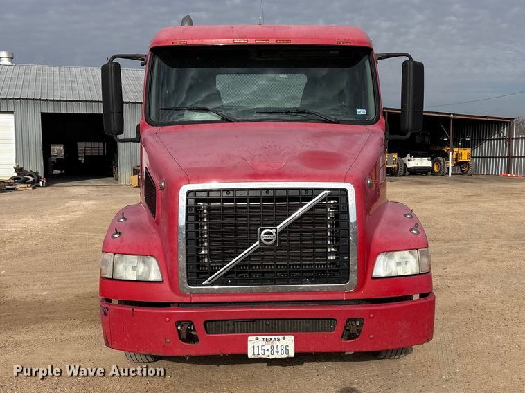 image for item EU4992 2007 Volvo VN semi truck