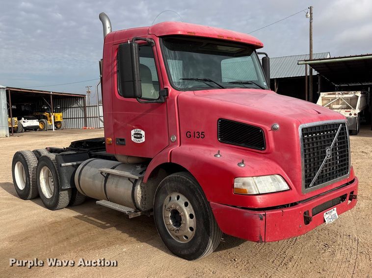 image for item EU4992 2007 Volvo VN semi truck