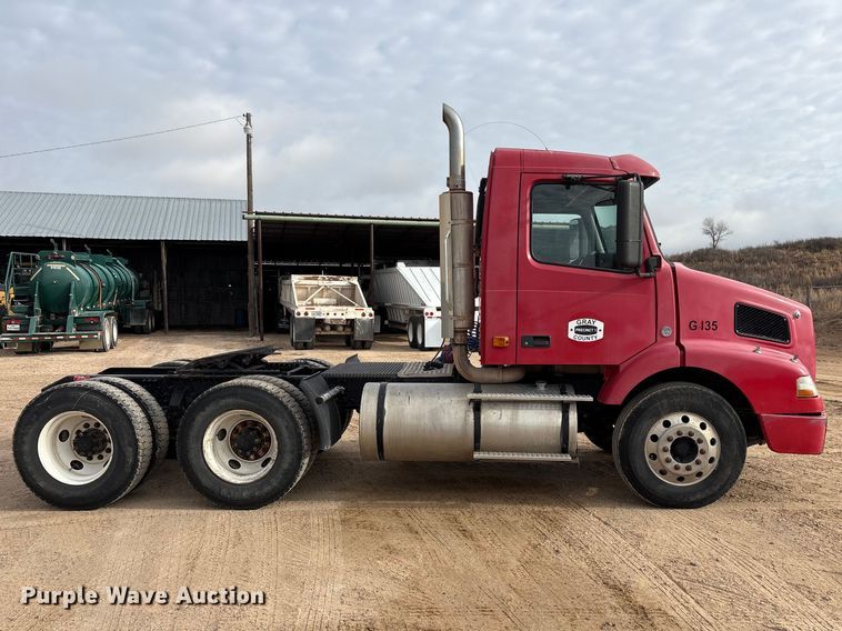 image for item EU4992 2007 Volvo VN semi truck