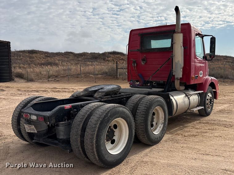 image for item EU4992 2007 Volvo VN semi truck