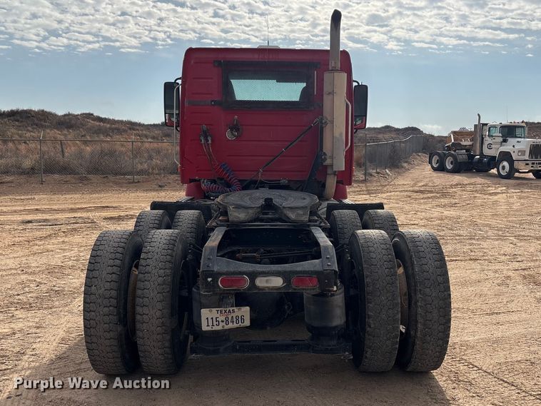 image for item EU4992 2007 Volvo VN semi truck