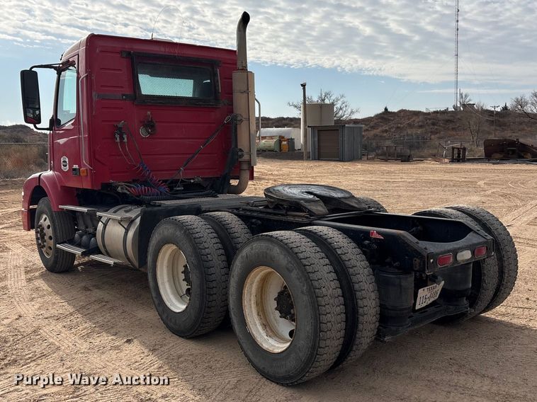 image for item EU4992 2007 Volvo VN semi truck