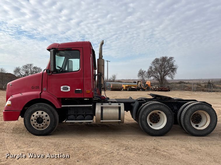 image for item EU4992 2007 Volvo VN semi truck