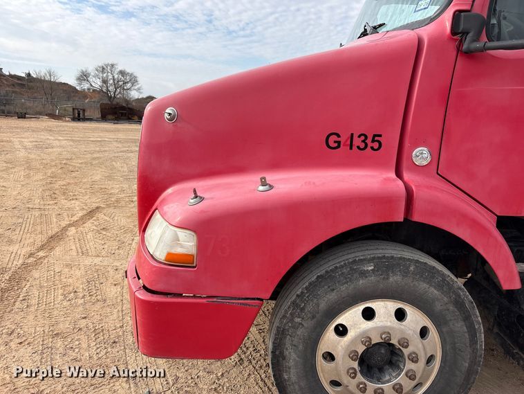 image for item EU4992 2007 Volvo VN semi truck